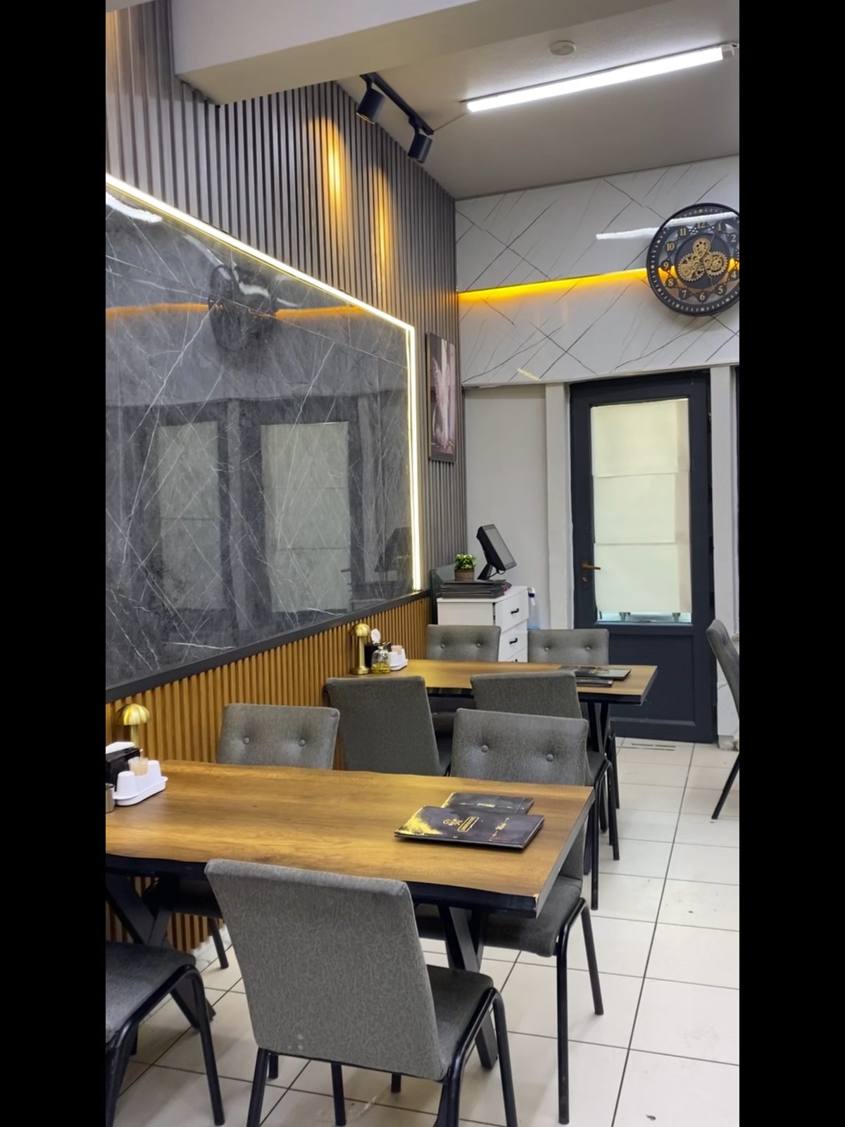 Restoran iç mekân — oluklu lambri ve mermer panel