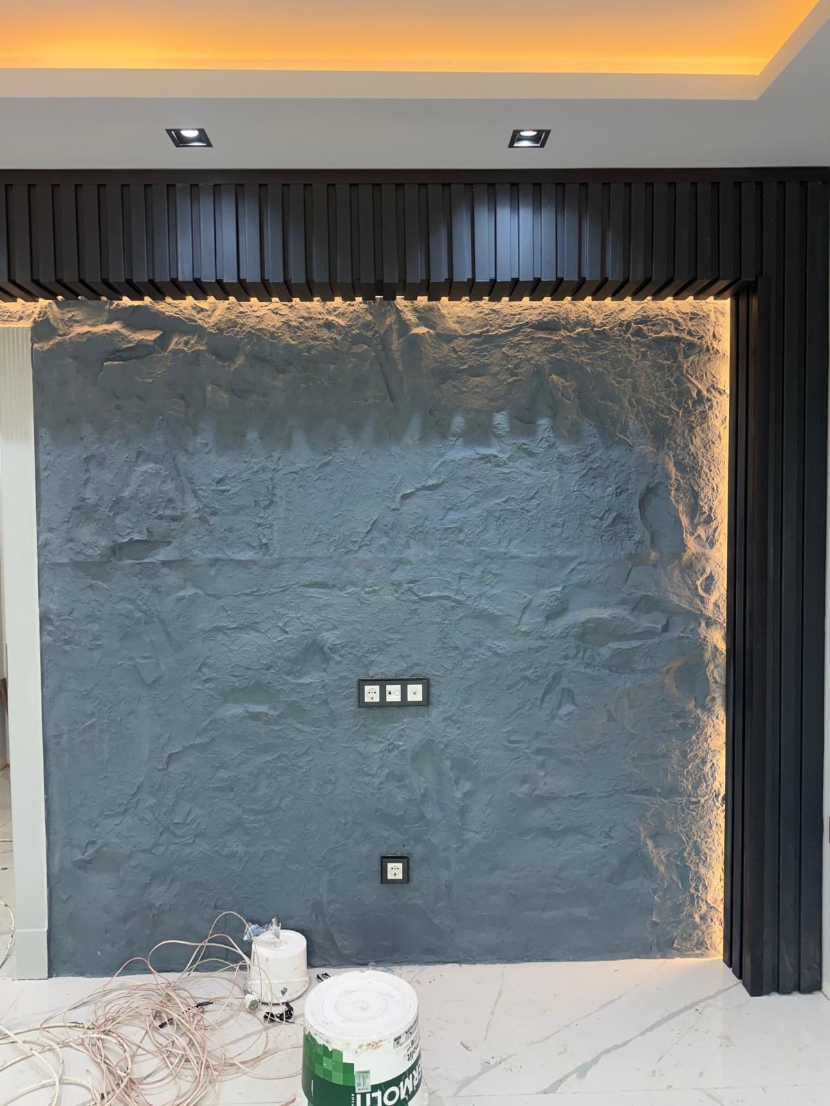 Taş dokulu panel niş — gizli LED aydınlatma