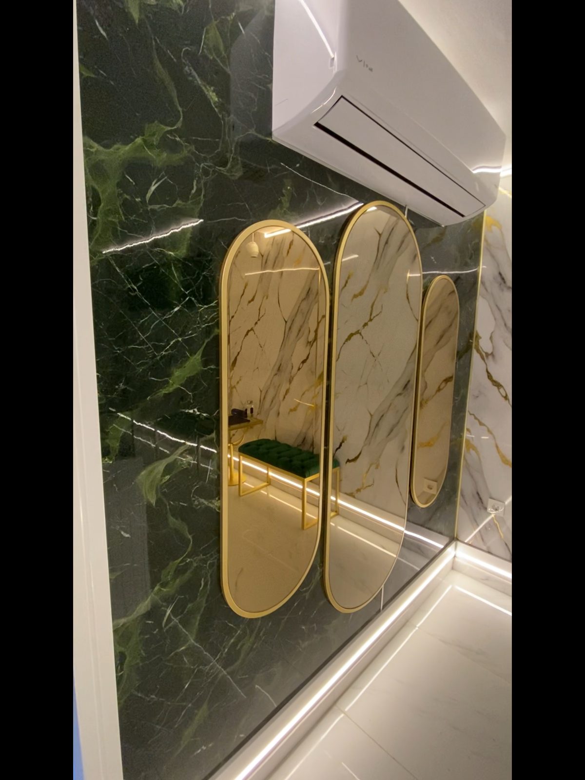 Yeşil mermer görünümlü panel ve gold ayna