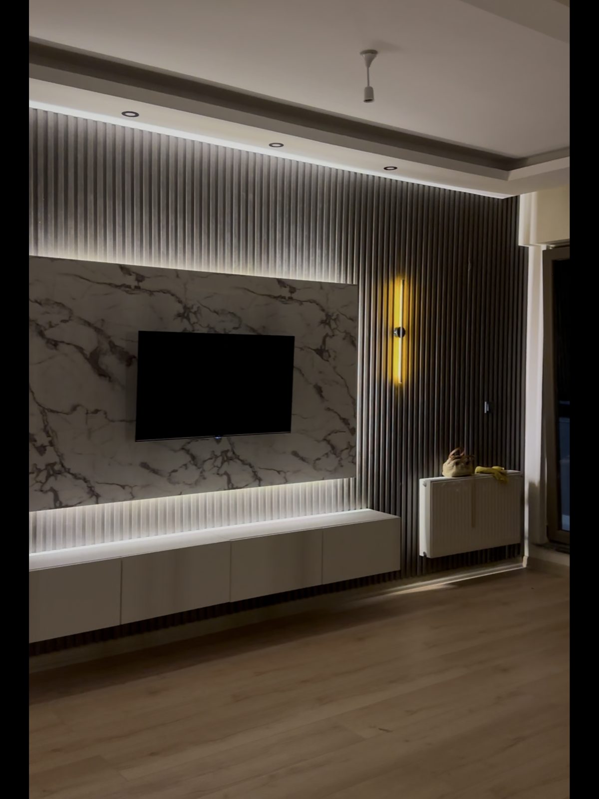 Salon TV Duvarı — Mermer Panel + Lambri